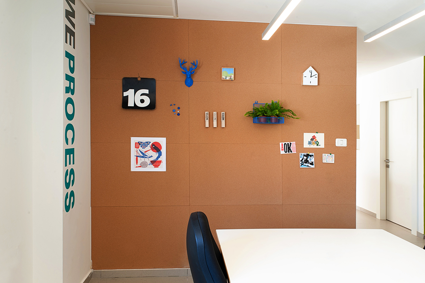 משרדי אנזוטיק- קיר בחיפוי שעם