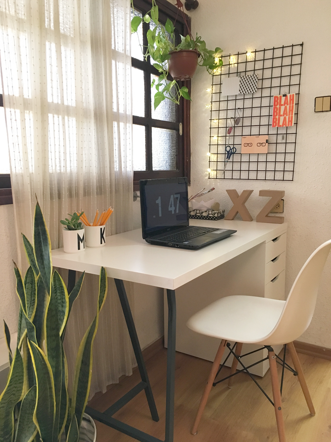 black wire mesh board עיצוב פינת עבודה סטודיו IN2