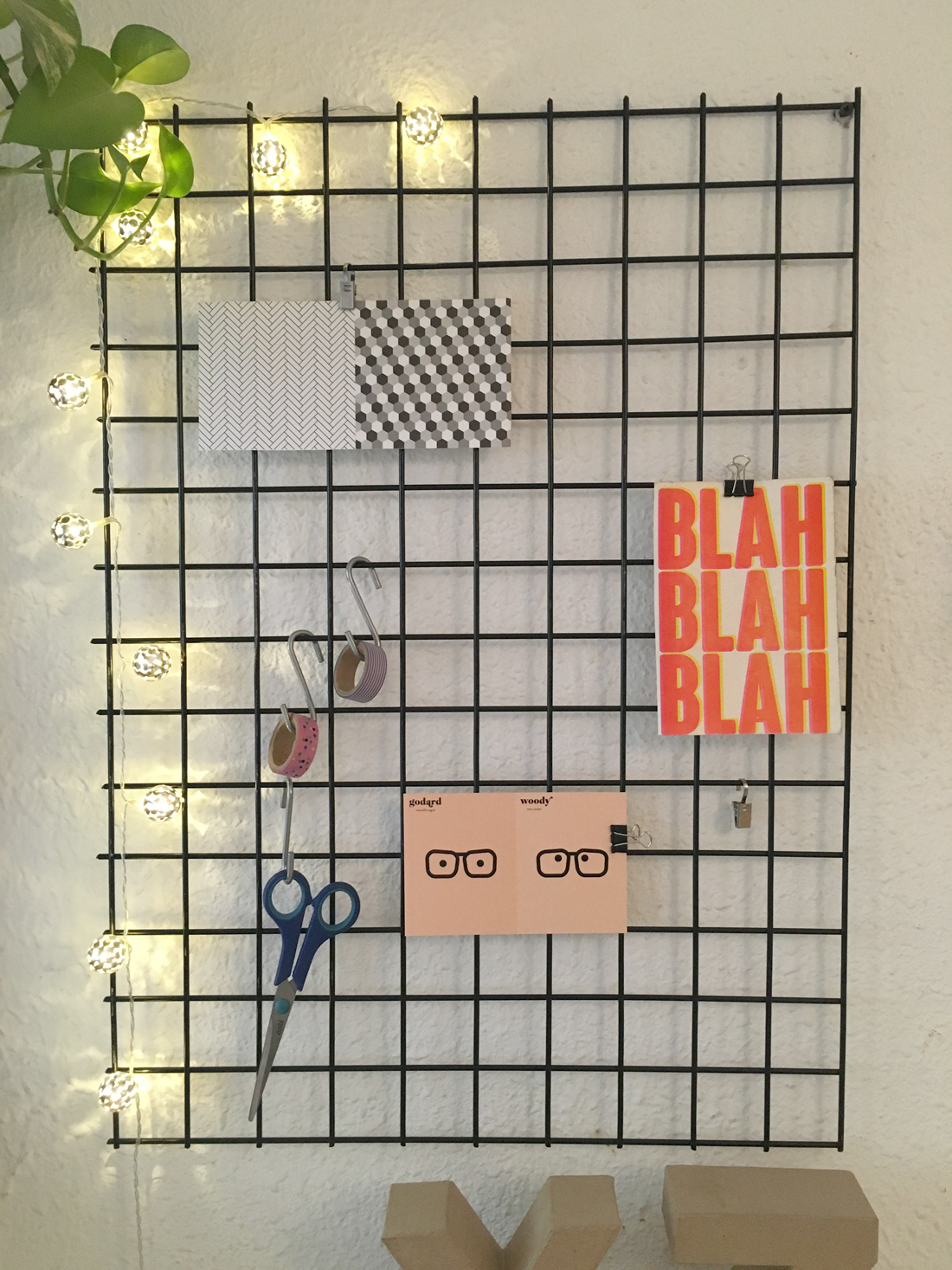 black wire mesh board פינת עבודה