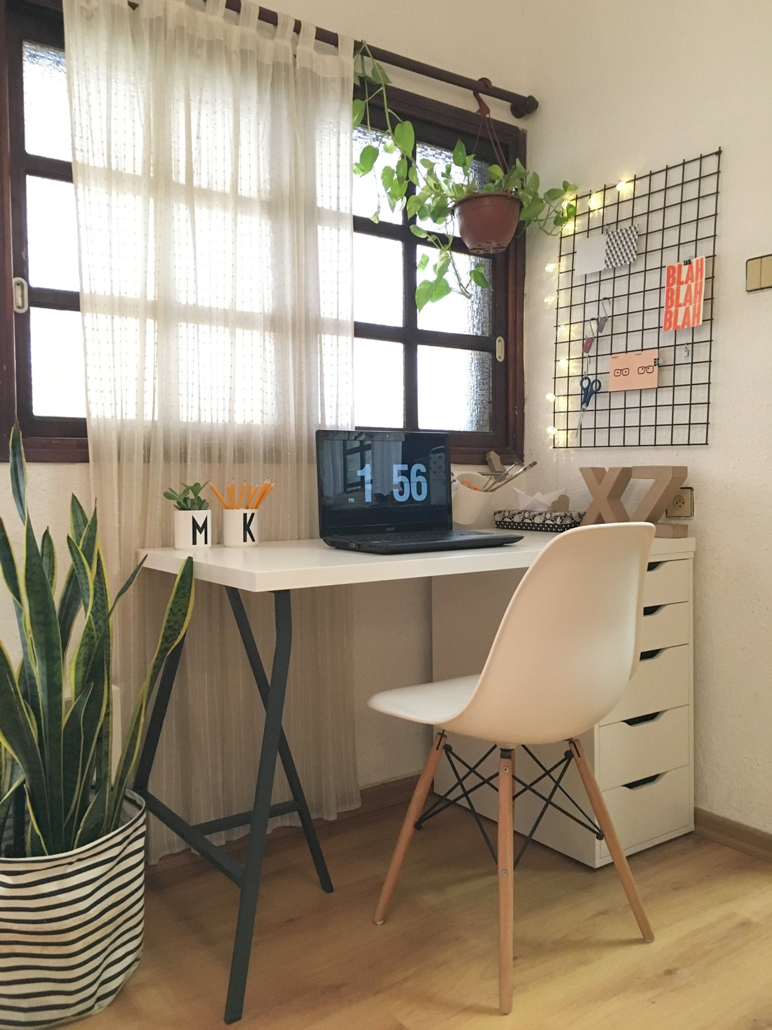 black wire mesh board פינת עבודה